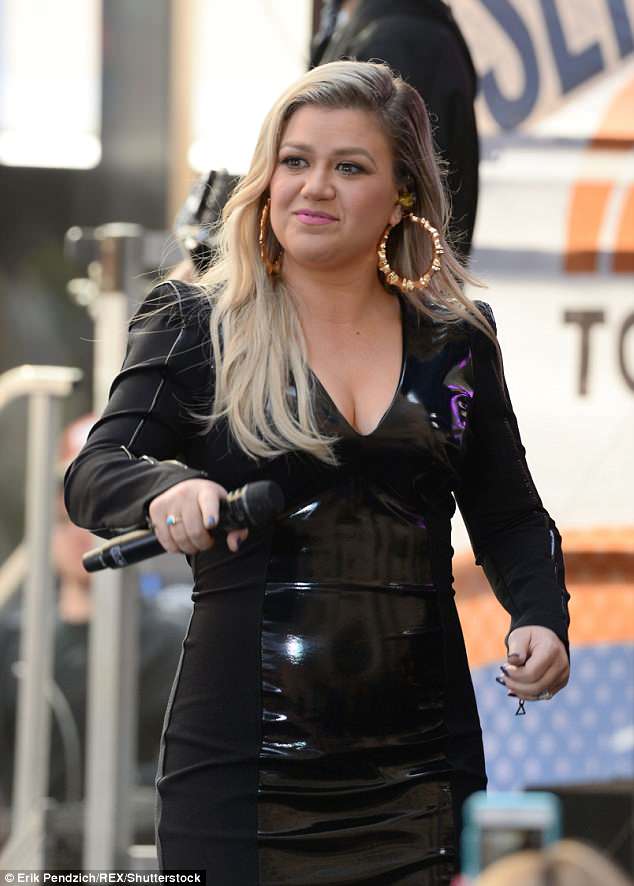 Kelly Clarkson 51