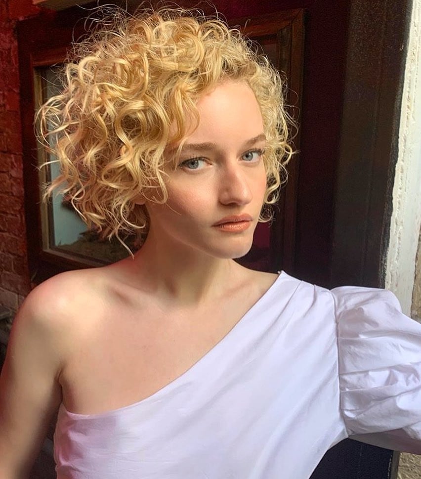 Julia Garner 28