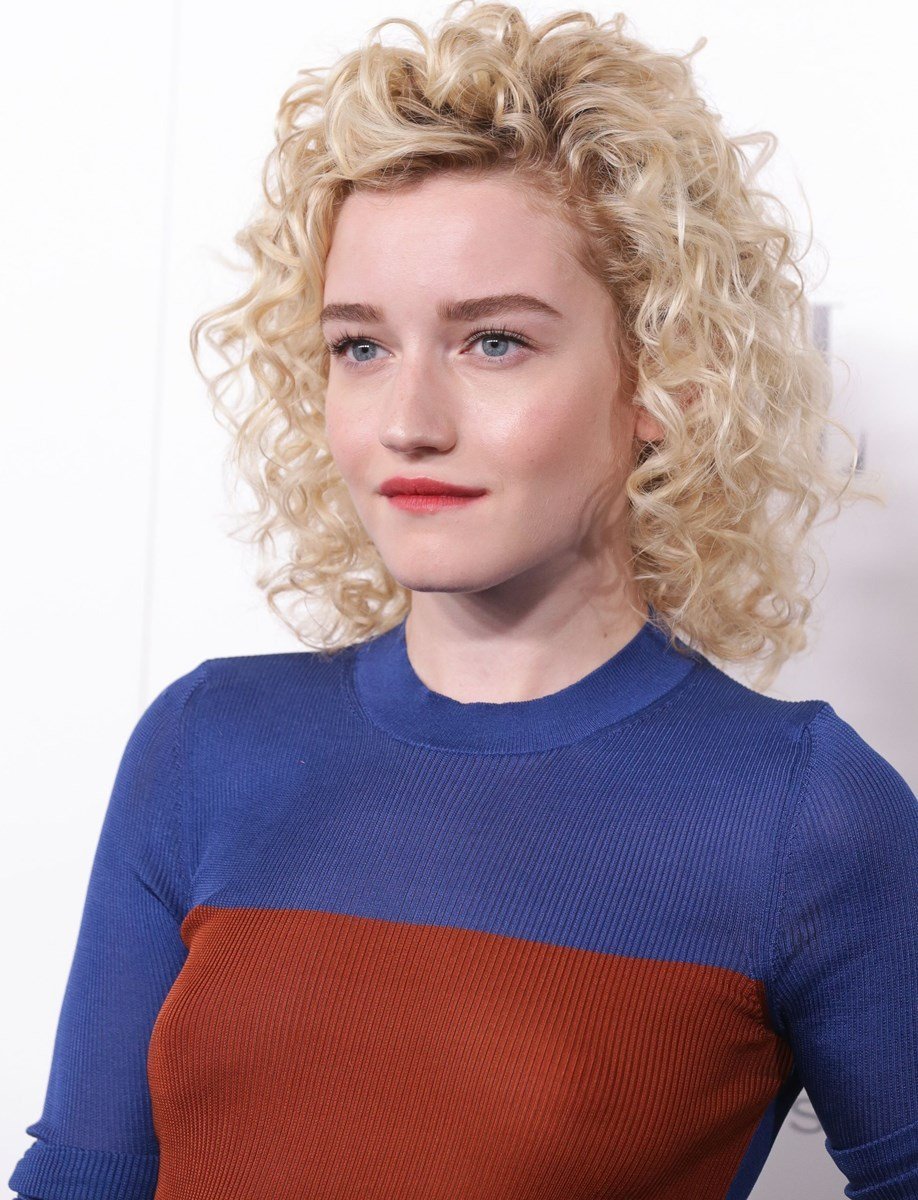 Julia Garner 7