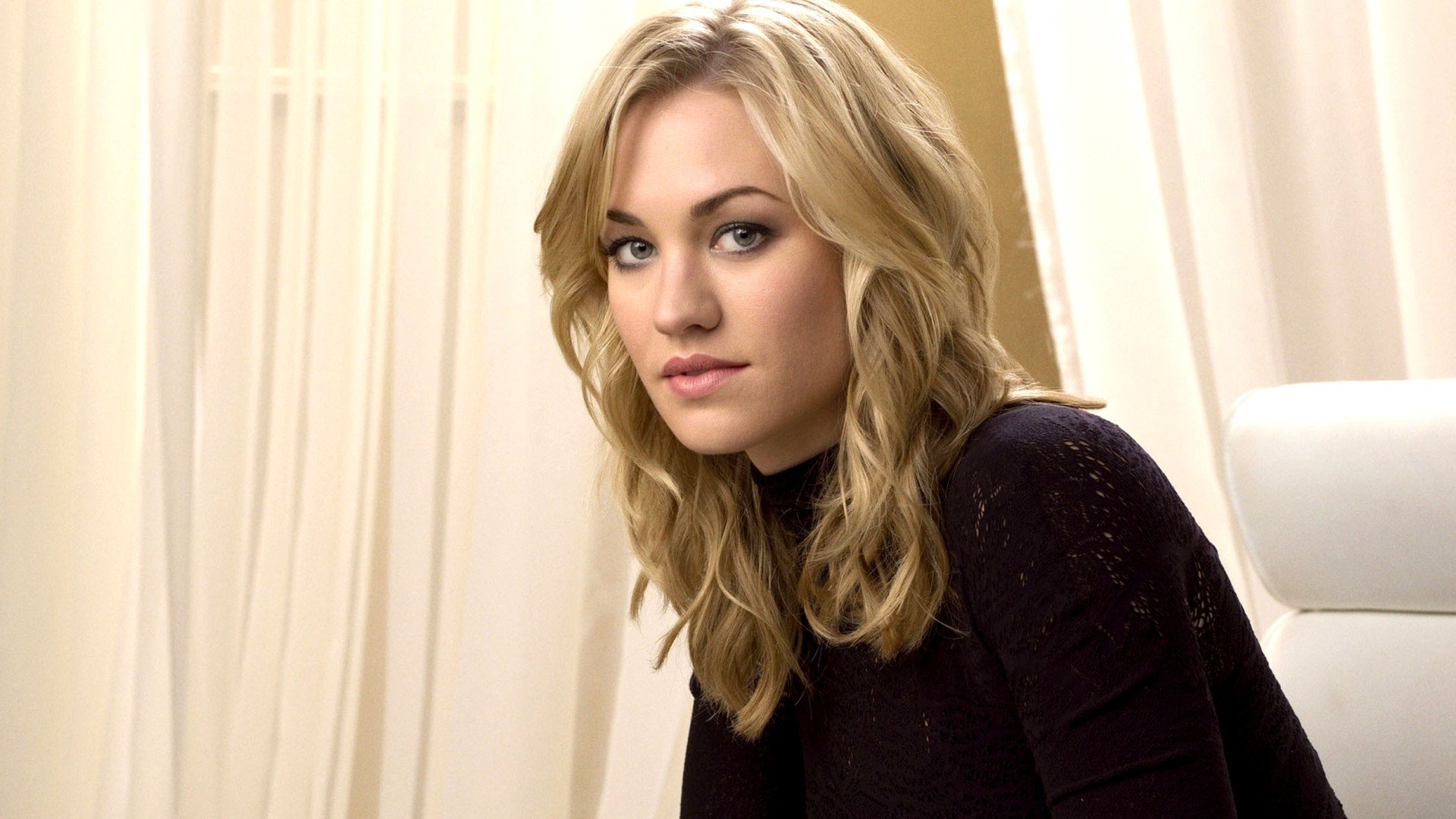 Yvonne Strahovski 21